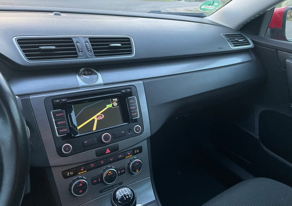 Volkswagen Passat cena 25900 przebieg: 242000, rok produkcji 2012 z Nidzica małe 379